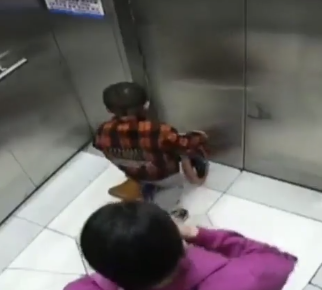 广东一男童电梯内乱摸手被卷入门缝，遇到这种事情的时候该如何急救？