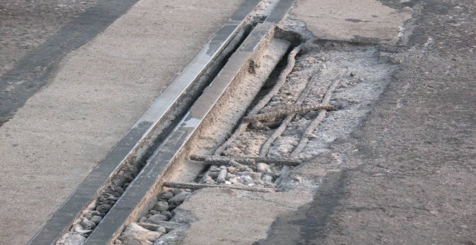 混凝土路面的伸缩缝的标准是多少？